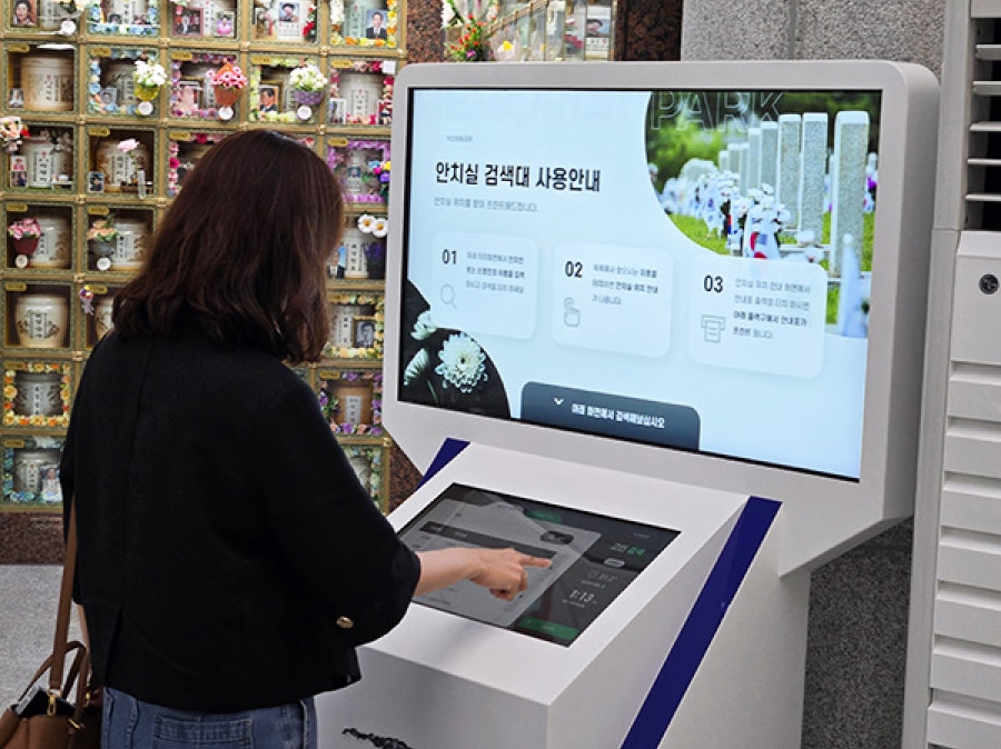 듀얼 키오스크를 사용하는 사용자 모습
